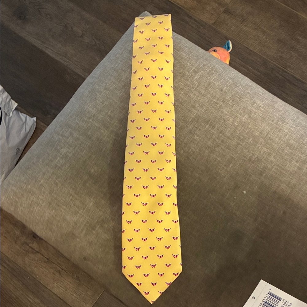 Men’s Vineyard Vines American Energy Partners yellow patterned silk tie NWT